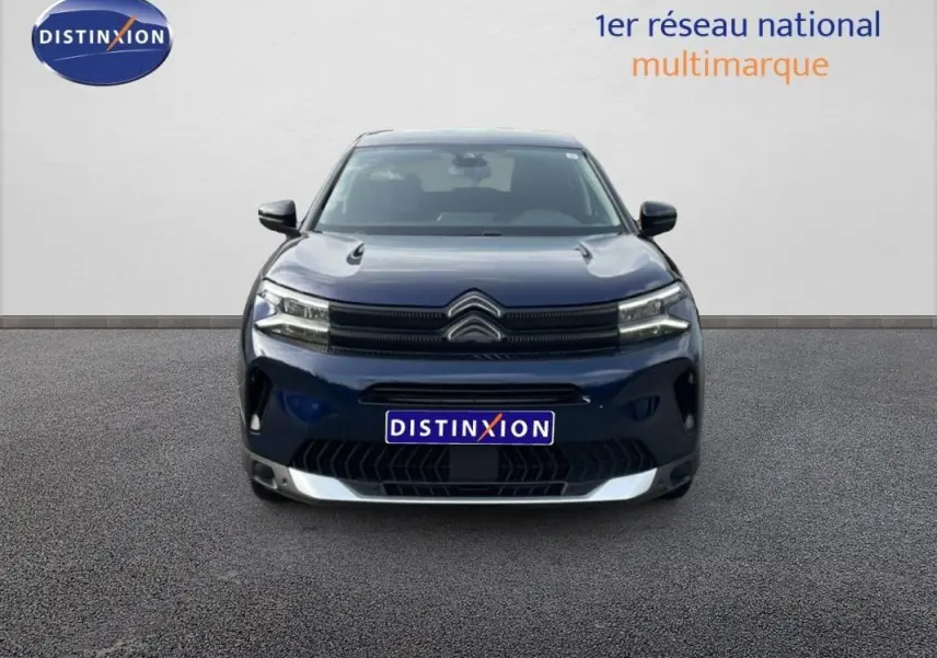 Vue frontale d'un Citroën C5 Aircross bleu 2024 avec calandre noire et détails argentés sur le pare-chocs.