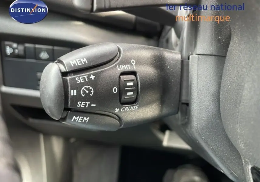 Gros plan sur la commande de régulateur de vitesse noire dans l'habitacle du Citroën C5 Aircross 2024.