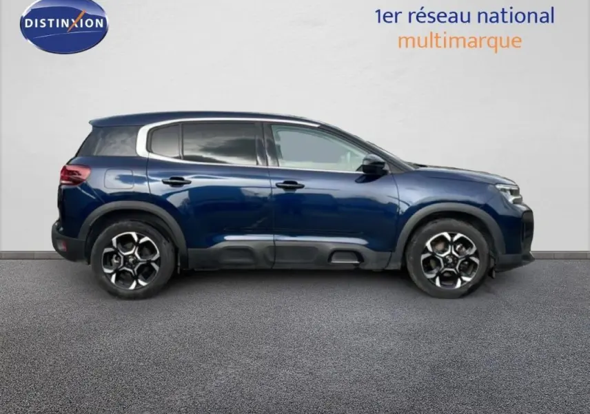 Profil côté droit d'un Citroën C5 Aircross bleu 2024 avec jantes aluminium et vitres teintées.
