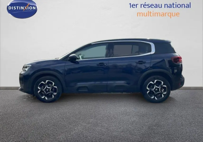 Profil côté gauche d'un Citroën C5 Aircross bleu 2024 avec jantes aluminium et toit noir contrasté.