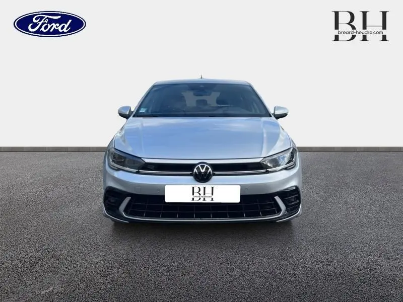 Volkswagen Polo 1.0 TSI R-Line en Reflet d'Argent métallisé vue de face avec calandre et logo VW bien visibles.
