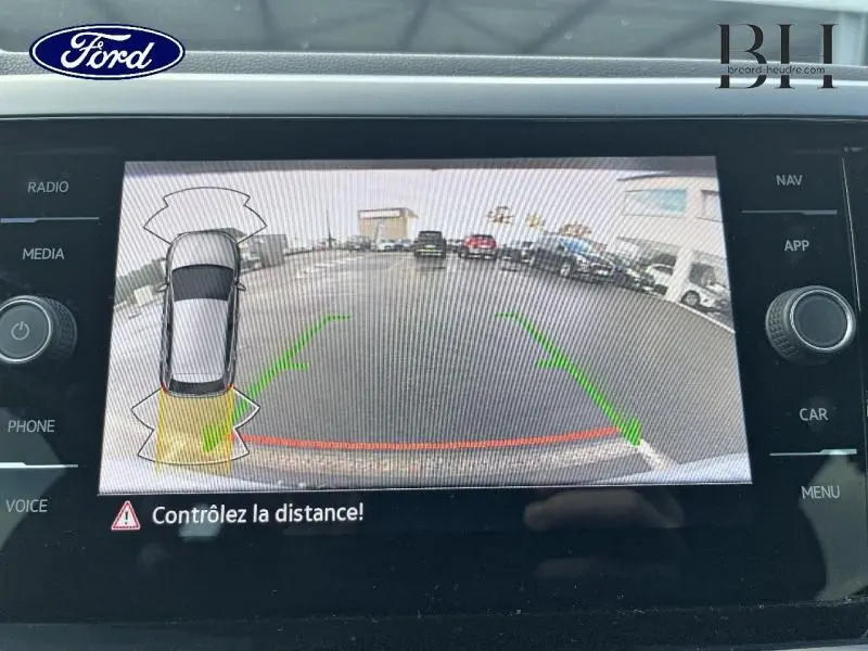 Vue de la caméra de recul affichant l'arrière d'une Volkswagen Polo Reflet d'Argent dans un parking.