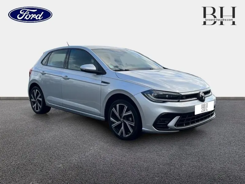 Volkswagen Polo 1.0 TSI R-Line en Reflet d'Argent, vue 3/4 avant droit avec jantes alu et phares LED.