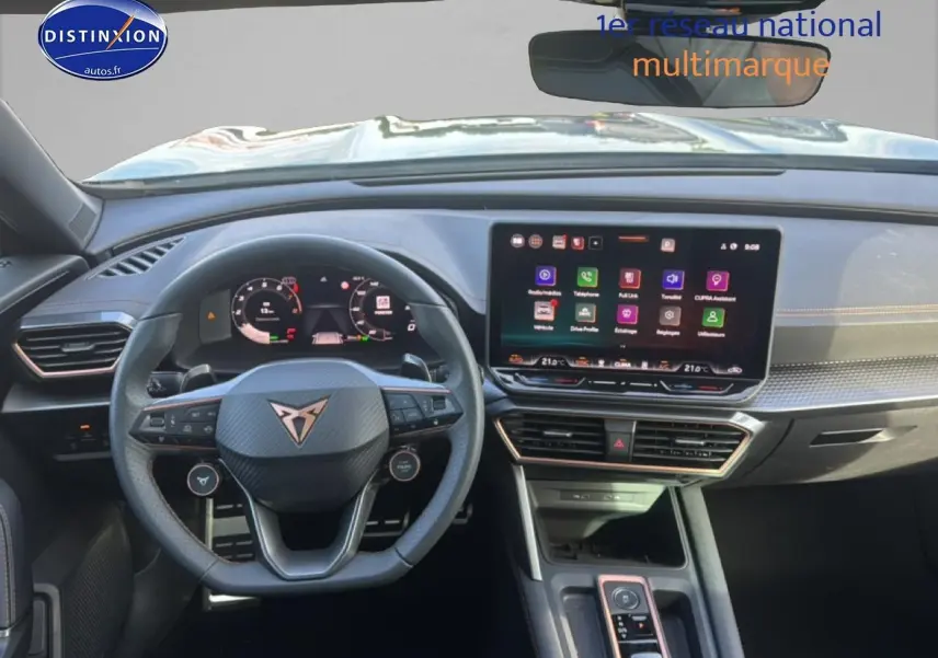 Vue intérieure du tableau de bord et volant cuir multifonction du CUPRA Formentor 1.5 etsi hybrid 2026.