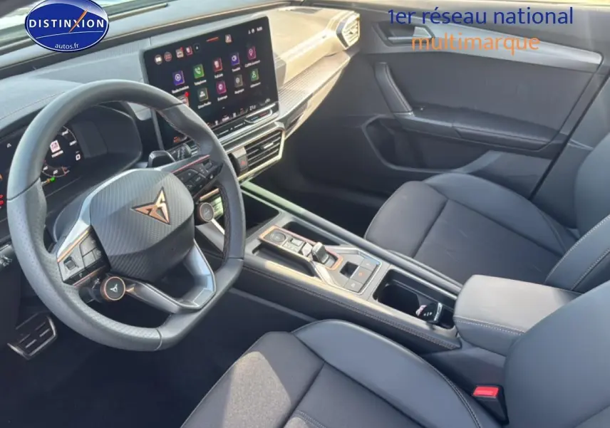 Vue intérieure côté conducteur de la CUPRA Formentor 2026 avec volant cuir multifonction et écran tactile central.