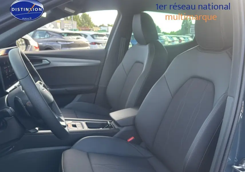 Vue intérieure côté conducteur du CUPRA Formentor bleu fjord 2026, sièges sport et volant cuir multifonction.