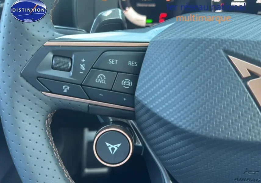 Gros plan sur le volant cuir perforé et commandes multifonctions du Cupra Formentor 1.5 eTSI Hybrid bleu fjord, intérieur 2026.