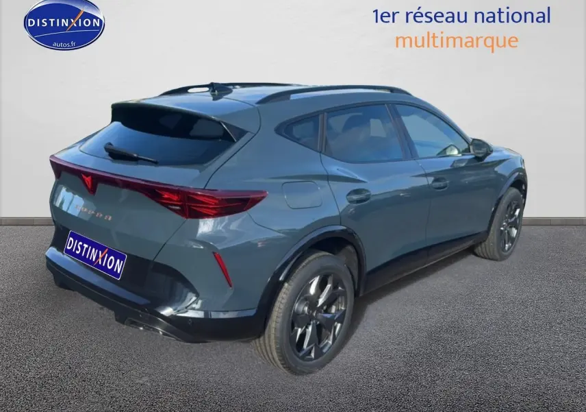Vue 3/4 arrière droite d'un CUPRA Formentor 1.5 etsi hybrid bleu fjord avec jantes 18 pouces et barres de toit.