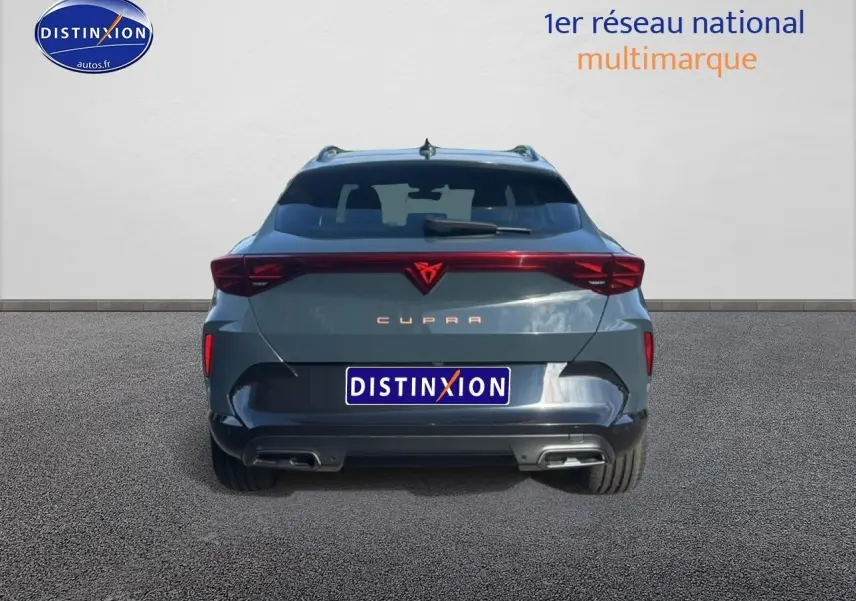 Vue arrière d'un CUPRA Formentor bleu fjord 2026 avec feux LED et double sortie d'échappement visible.