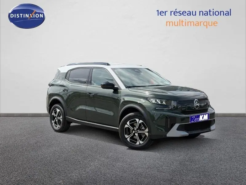 Citroën C3 Aircross 2026 vert Montana et blanc opale, vue 3/4 avant droit avec jantes alu et barres de toit.