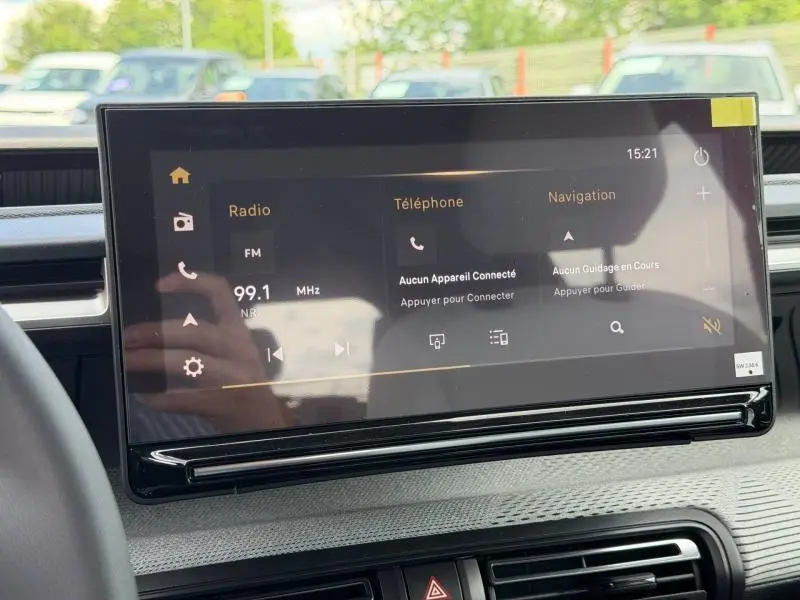 Écran tactile central du tableau de bord du Citroën C3 Aircross 2026 affichant radio, téléphone et navigation.