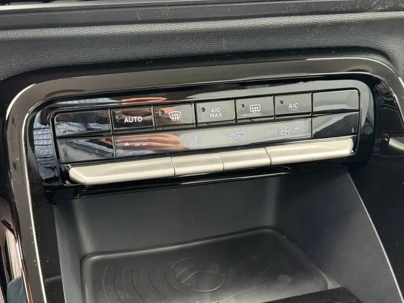 Vue rapprochée de la commande de climatisation automatique noire et argentée dans le Citroën C3 Aircross Vert Montana 2026.