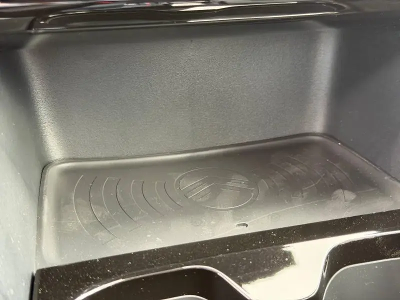 Gros plan sur le compartiment de rangement intérieur noir avec symbole de charge sans fil du Citroën C3 Aircross.