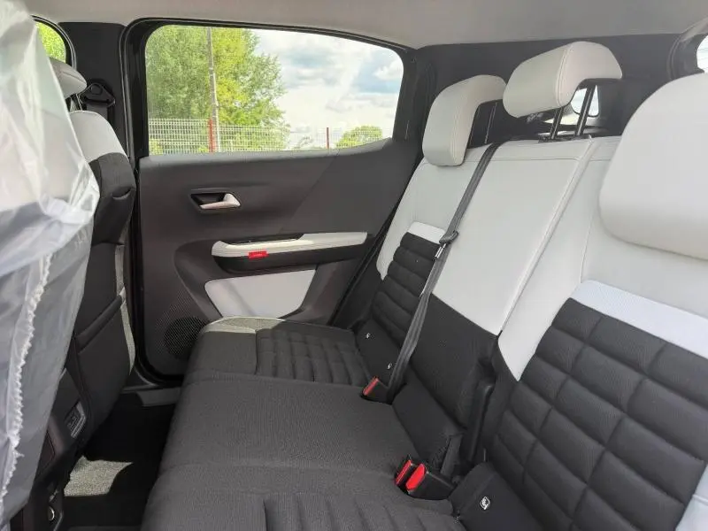 Vue intérieure côté gauche des sièges arrière bicolores noir et blanc du Citroën C3 Aircross 2026 en version 7 places.