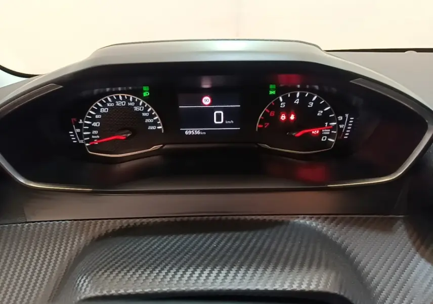 Vue rapprochée du tableau de bord numérique de la Peugeot 208 PureTech 100 S&S Active Pack avec affichage vitesse et compte-tours.
