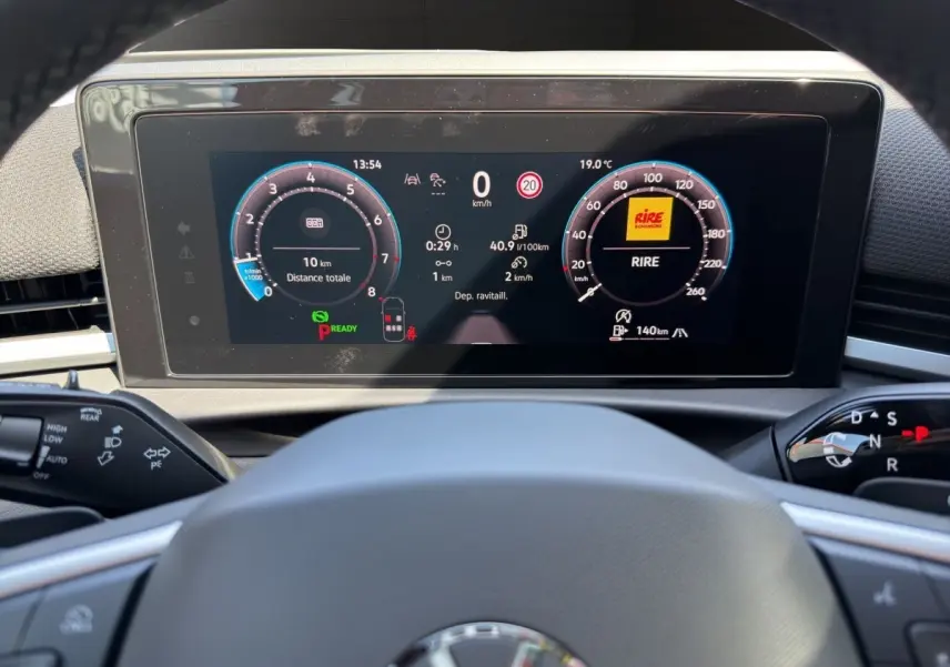 Vue intérieure centrée sur le combiné numérique du Volkswagen T-Roc 2026, affichage multifonctions clair et moderne.