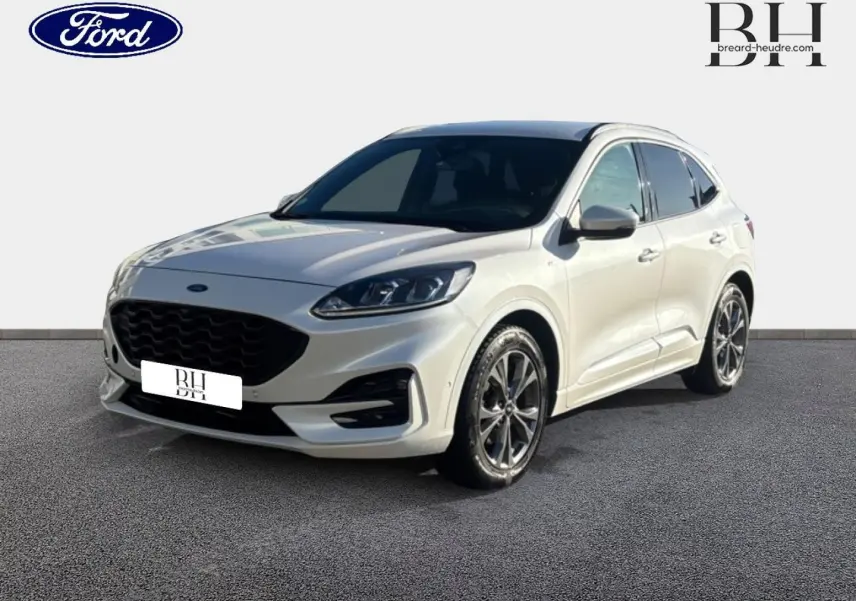 Ford Kuga blanc Premium Platinum en 3/4 avant droit, avec calandre noire et jantes alliage distinctives.