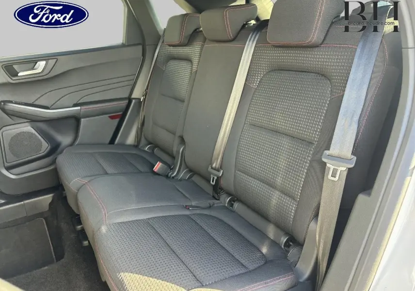 Vue latérale gauche de la banquette arrière noire avec surpiqûres rouges du Ford Kuga blanc Platinum 2021.