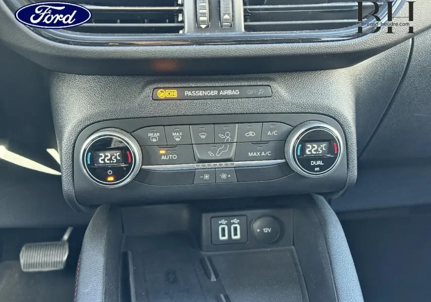 Vue rapprochée de la console centrale du Ford Kuga 2021, avec commandes climatisation bi-zone et ports USB visibles.