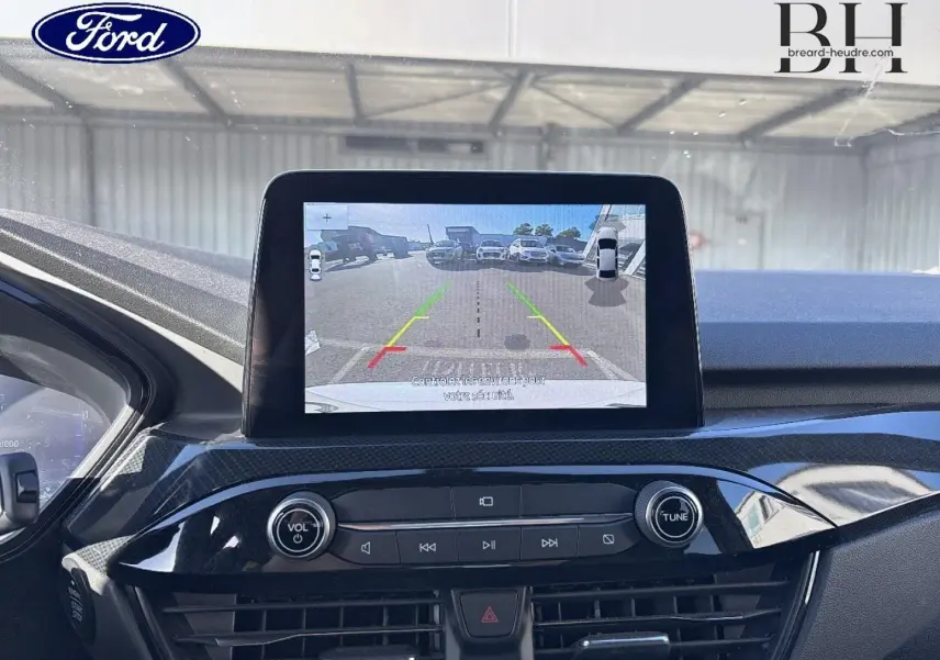Vue intérieure du tableau de bord du Ford Kuga 2021 avec écran tactile affichant la caméra de recul.