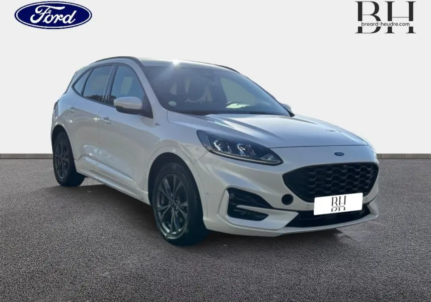 Ford Kuga blanc Premium Platinum en 3/4 avant droit, avec calandre noire et jantes alliage foncé.