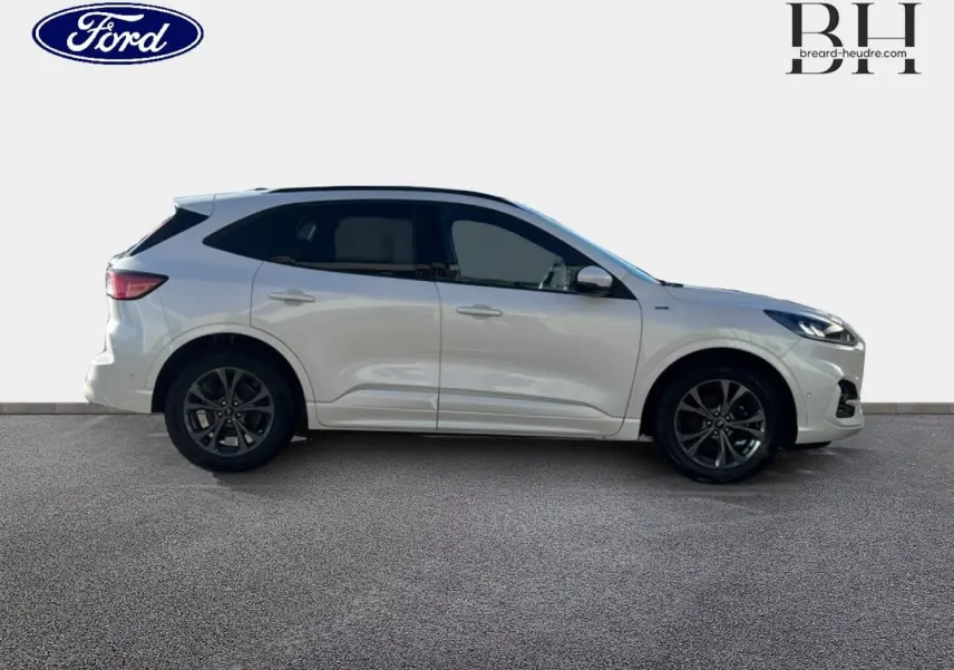 Profil droit du Ford Kuga blanc Premium Platinum 2021 avec jantes alliage foncé et vitres arrière surteintées.