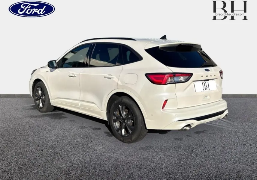 Ford Kuga blanc Premium Platinum vu en 3/4 arrière droit, avec jantes noires et vitres arrière surteintées.