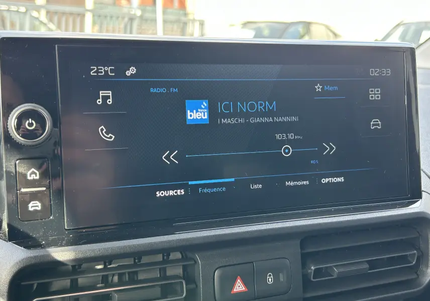 Écran tactile central du Peugeot Partner Fourgon 2025 affichant la radio FM sur fond noir avec commandes tactiles.