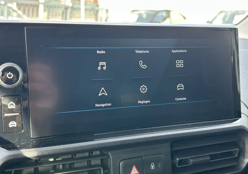 Écran tactile central du Peugeot Partner Fourgon 2025 affichant menu radio, téléphone, navigation et réglages.