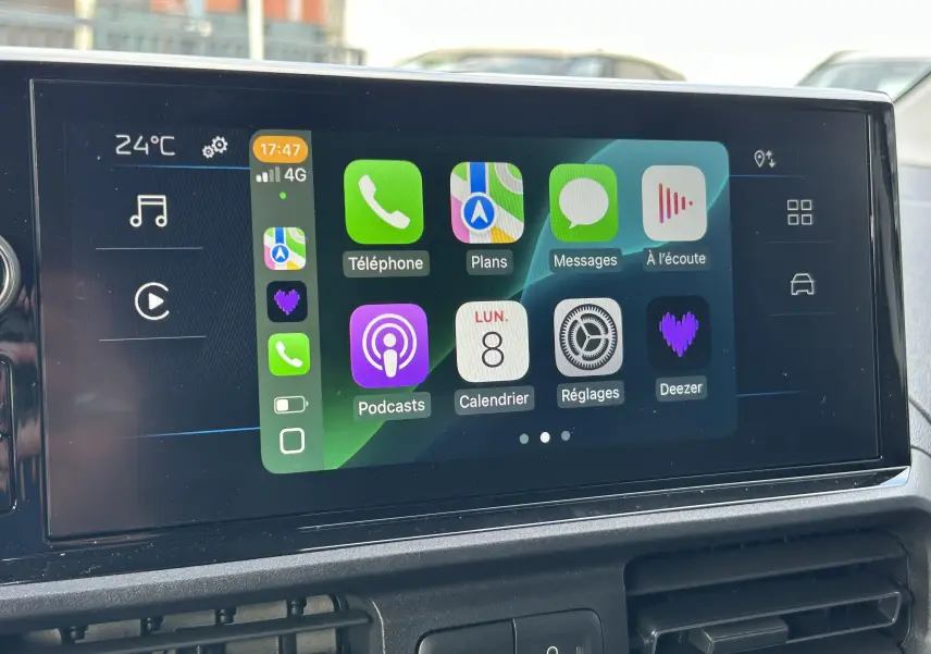 Écran tactile central du Peugeot Partner Fourgon blanc 2025 affichant Apple CarPlay avec applications et température à 24°C.