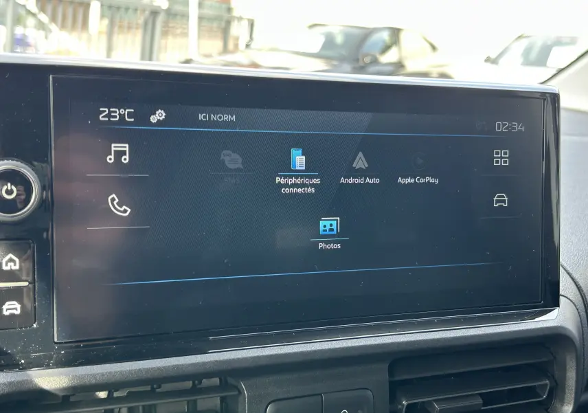 Écran tactile central du Peugeot Partner Fourgon 2025 affichant les options Android Auto et Apple CarPlay
