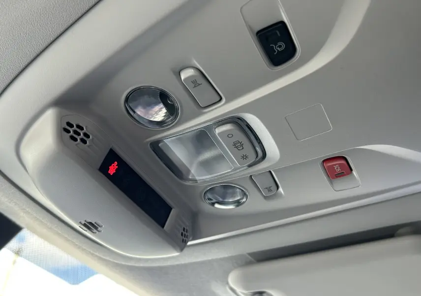 Plafonnier intérieur du Peugeot Partner Fourgon blanc 2025 avec commandes d'éclairage et bouton SOS rouge.