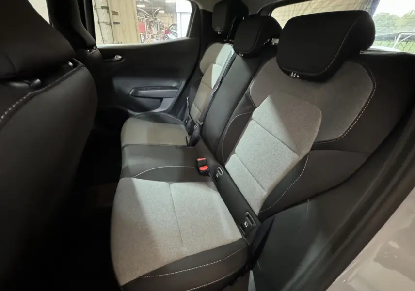 Vue intérieure des sièges arrière bi-ton gris et noir de la Renault Clio Evolution Blue dCi 100 2025, avec appuie-têtes intégrés.