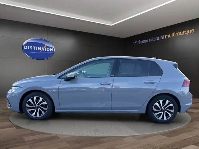 Vue de profil côté gauche d'une Volkswagen Golf VIII gris lunaire avec jantes alliage et vitres surteintées.