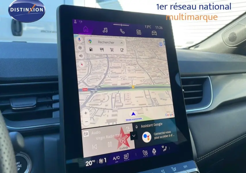 Vue rapprochée de l’écran tactile central du tableau de bord du Renault Symbioz 2025, affichant la navigation et les commandes climatiques.