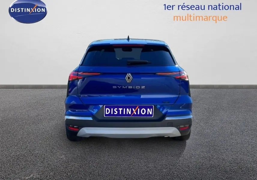 Vue arrière d’un Renault Symbioz bleu iron metal 2025 avec feux LED fins et logo centré.