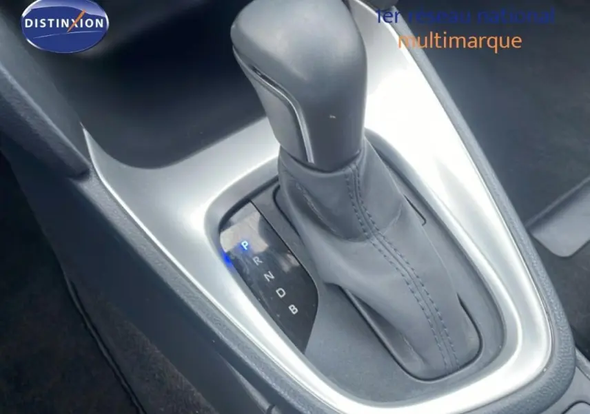 Le levier de vitesse automatique en cuir gris de la Toyota Yaris Cross Hybrid, vue rapprochée de la console centrale.