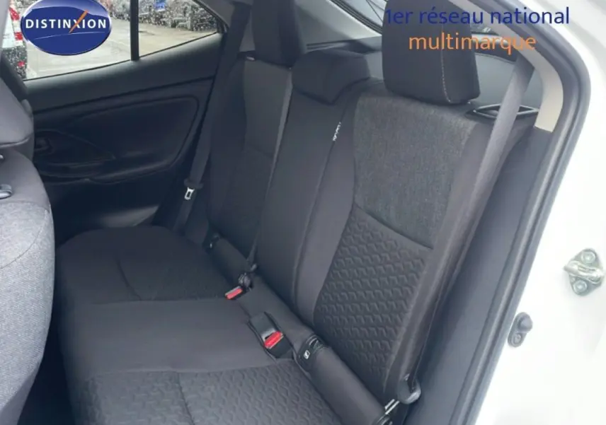 Vue intérieure côté droit des sièges arrière en tissu noir d'une Toyota Yaris Cross blanc 2024.