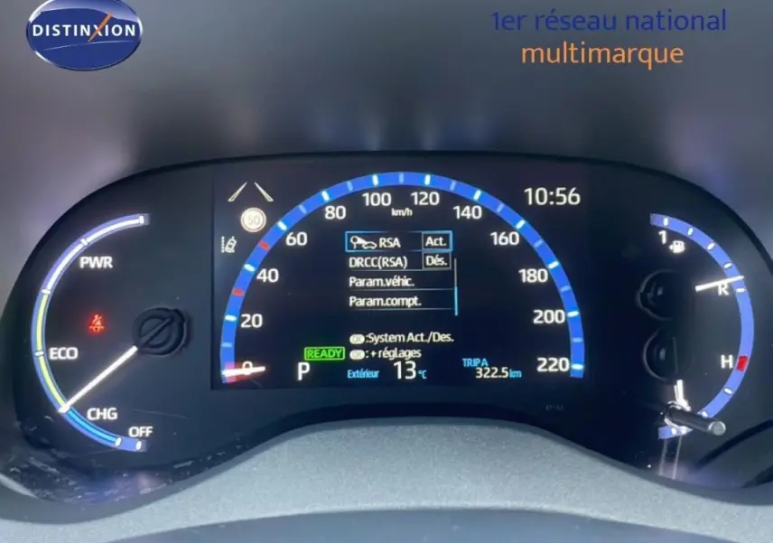 Tableau de bord numérique de Toyota Yaris Cross blanc, affichage central du compteur et informations de conduite.