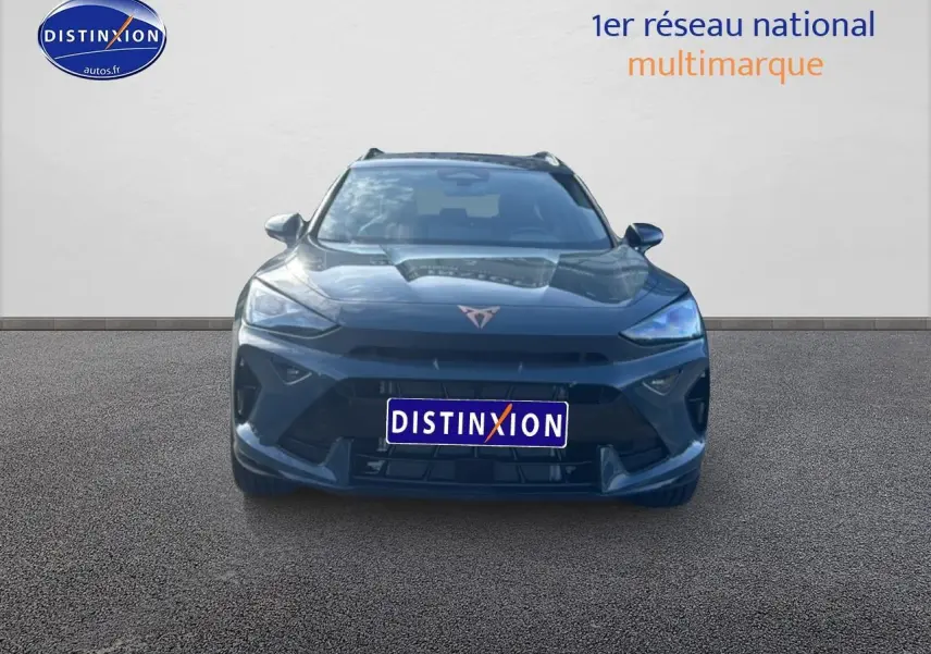 Vue frontale d'un CUPRA Formentor bleu fjord 2026 avec logo distinctif et calandre sportive noire.