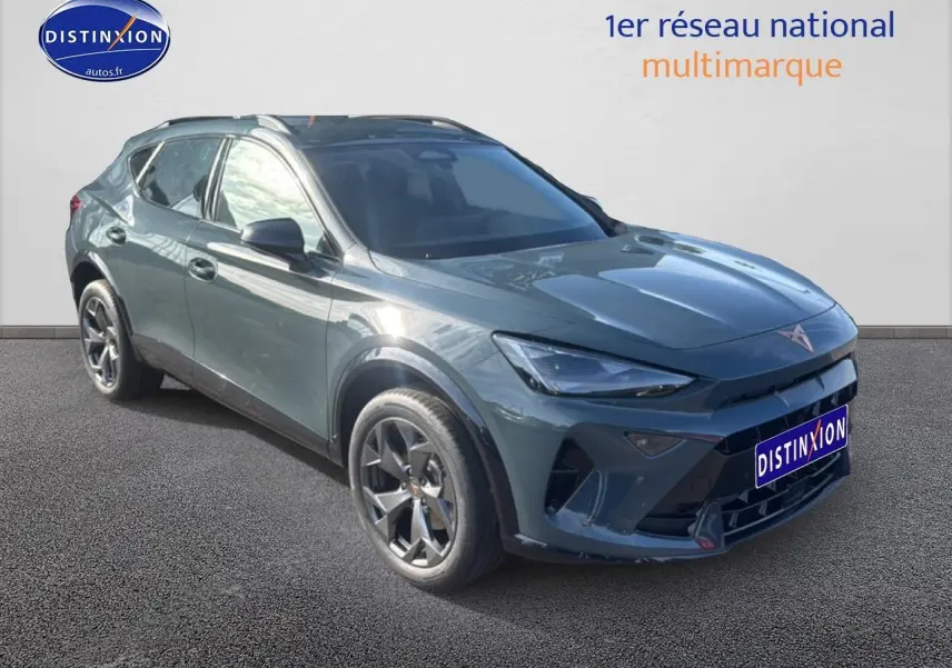 Vue 3/4 avant d’un SUV CUPRA Formentor bleu fjord avec jantes 18 pouces et calandre marquée.