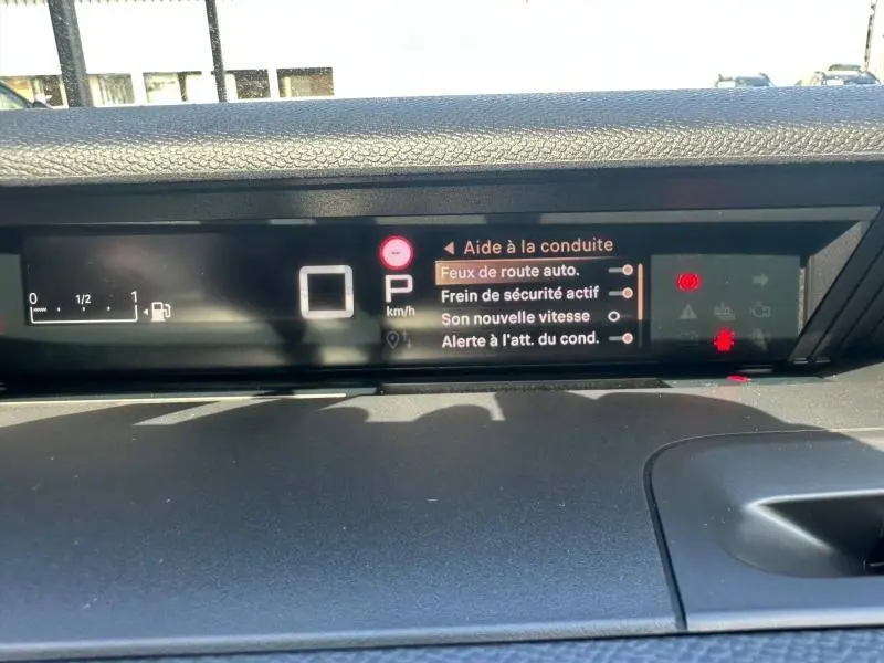 Affichage numérique du tableau de bord de la Citroën C3 Aircross 2026, montrant l'aide à la conduite et la jauge carburant.