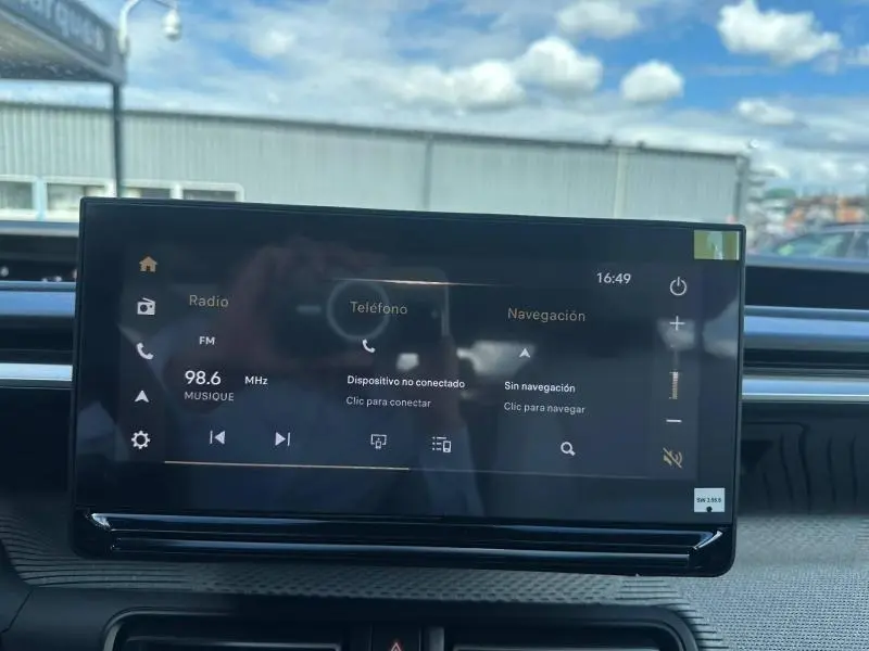 Écran tactile central du tableau de bord de la Citroën C3 Aircross gris Mercury, affichant les options radio, téléphone et navigation.