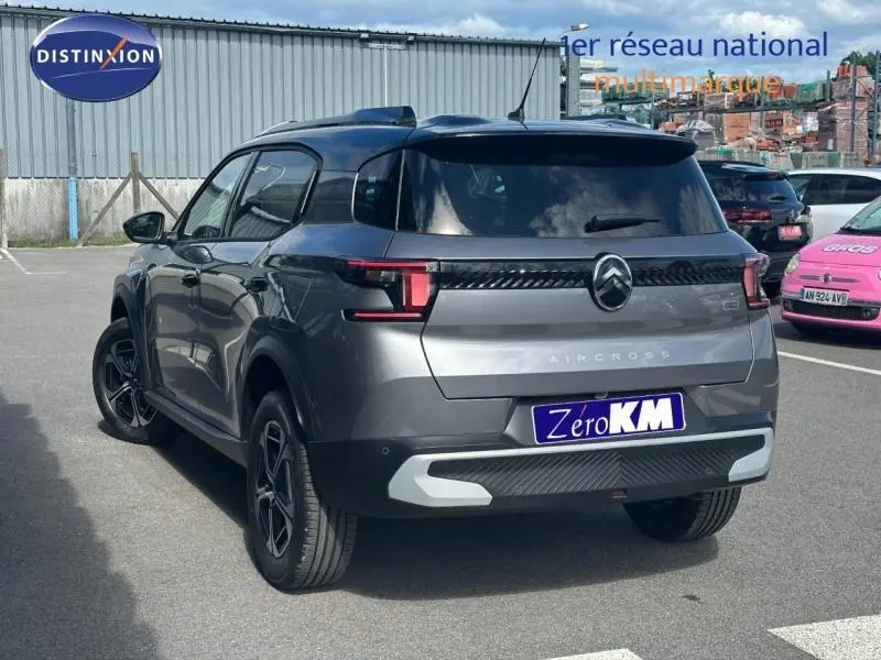 Vue 3/4 arrière droite d'un Citroën C3 Aircross gris Mercury avec feux arrière LED et jantes aluminium noires.
