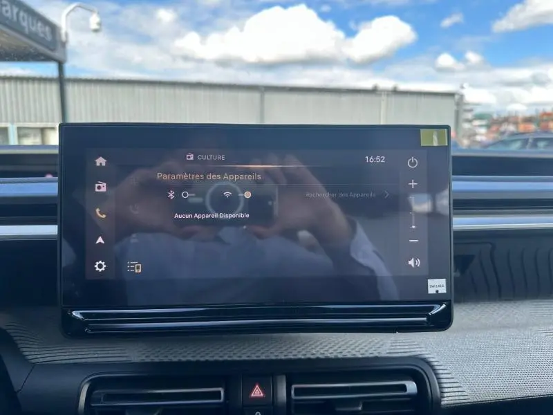 Écran tactile central du tableau de bord du Citroën C3 Aircross gris Mercury, affichant les paramètres Bluetooth.