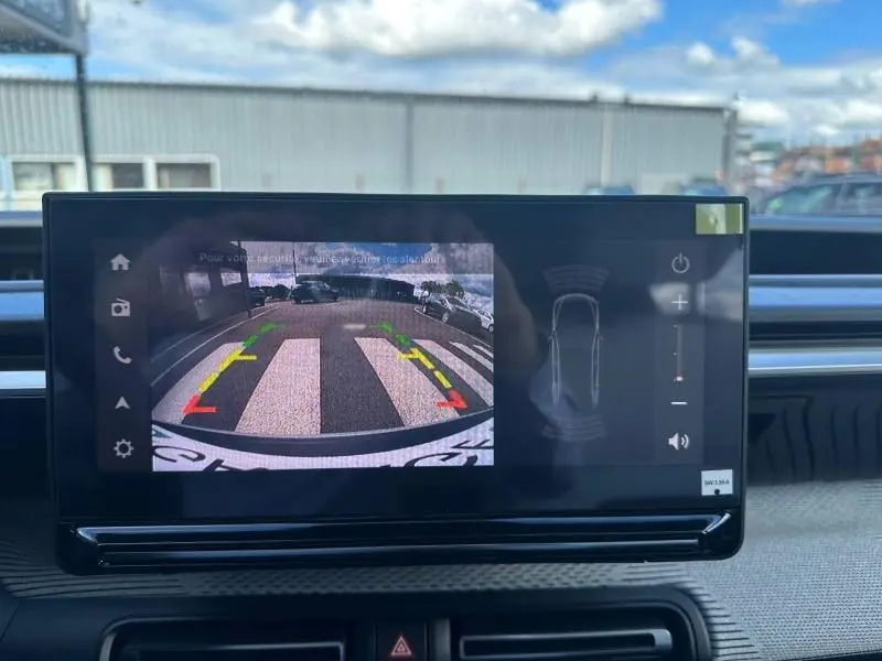 Écran tactile intérieur du Citroën C3 Aircross gris Mercury montrant la caméra de recul avec guidage coloré.