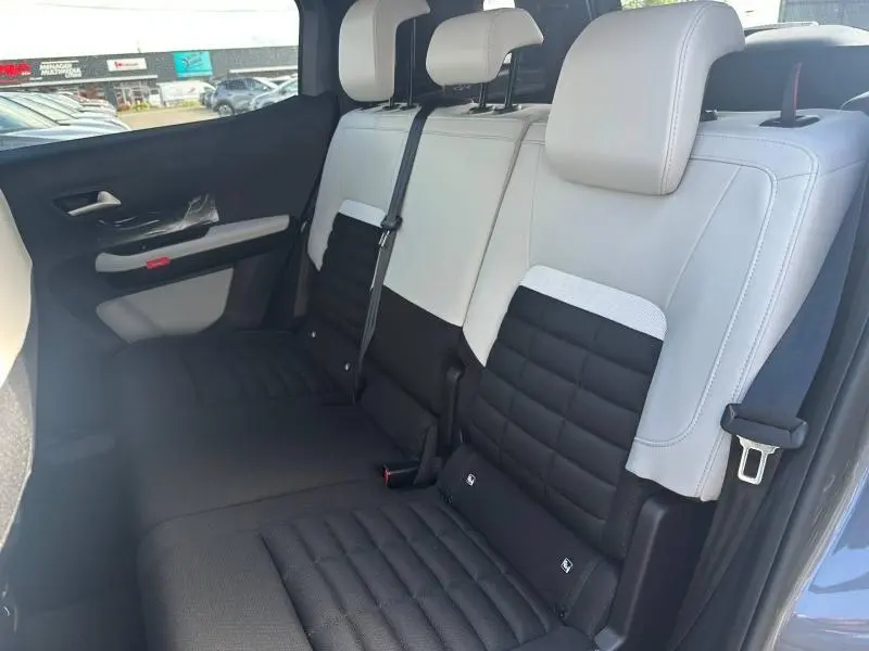 Vue intérieure côté droit sur la banquette arrière bicolore noire et gris clair du Citroën C3 Aircross Gris Mercury.