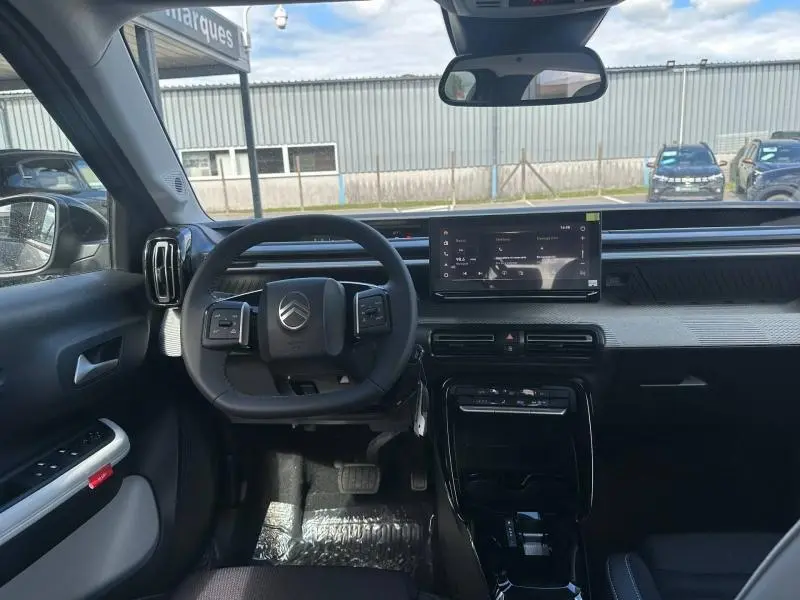Vue intérieure frontale du tableau de bord et volant noir du Citroën C3 Aircross 2026 avec écran tactile central.