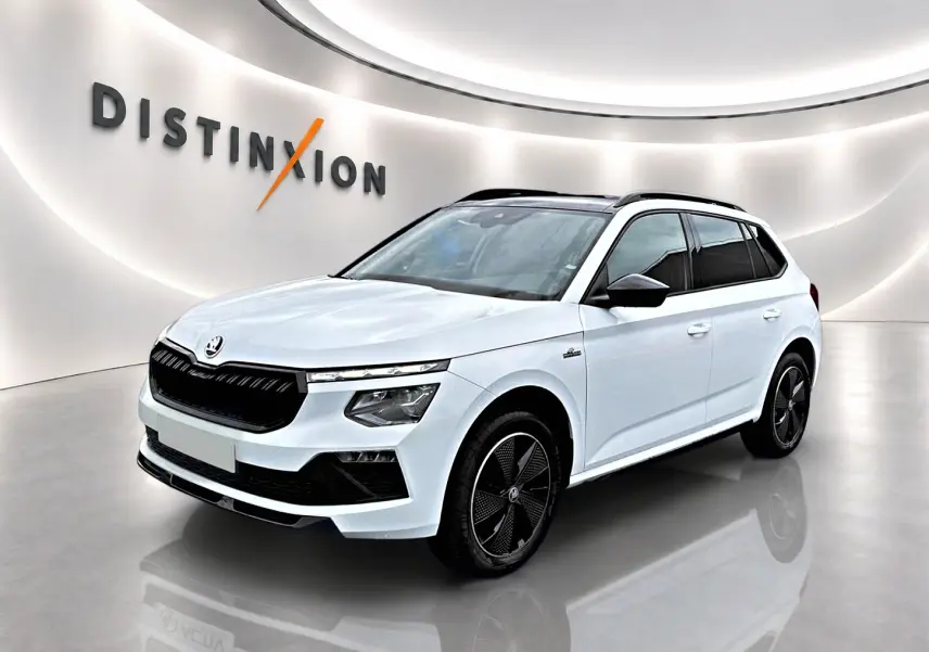 Vue 3/4 avant droite du Skoda Kamiq blanc nacré avec jantes noires et toit panoramique en studio lumineux.