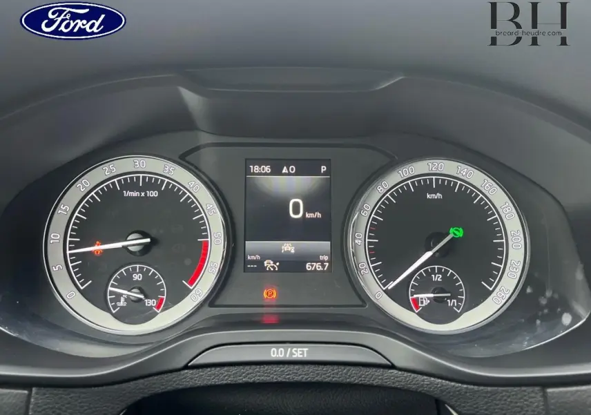 Vue rapprochée du tableau de bord du Skoda Karoq 2020, affichage numérique et compte-tours analogiques gris.